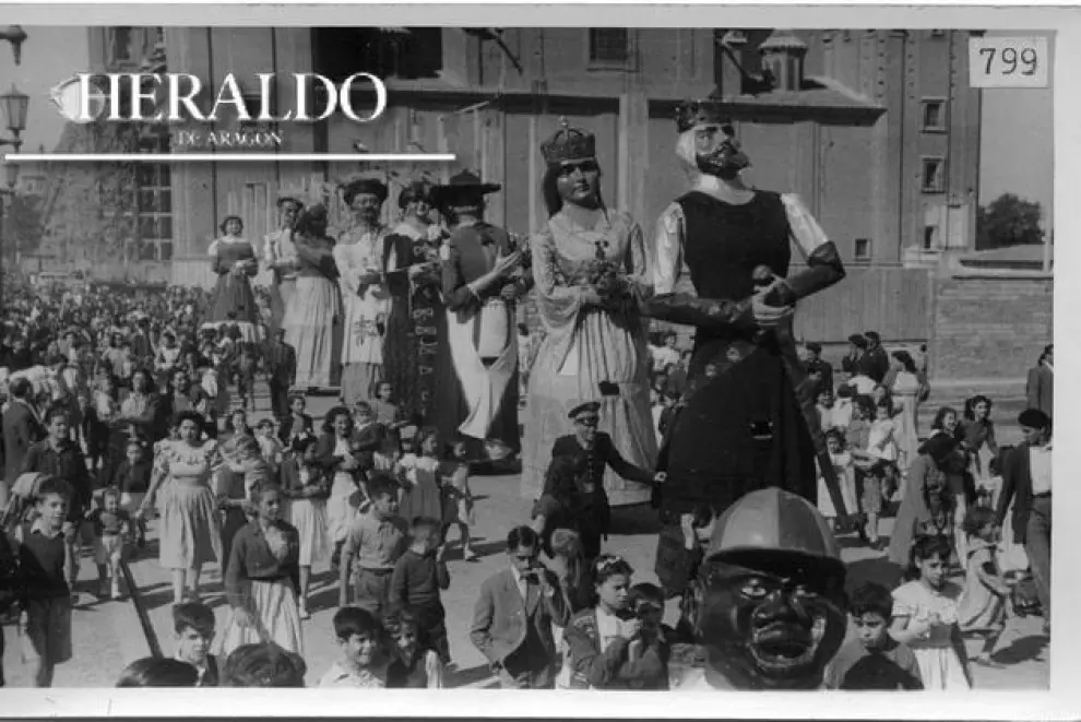 Gigantes y cabezudos en las fiestas del Pilar de Zaragoza en 1939.