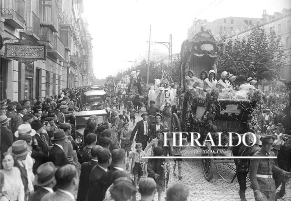 La cabalgata de carrozas artísticas por el paseo de la Independencia durante las fiestas del Pilar de Zaragoza el día 13 de octubre de 1931.