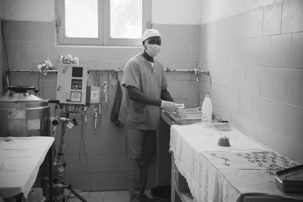 Evariste Djepataremgoto, en el quirófano del Hospital Saint Joseph de Bebedjia.