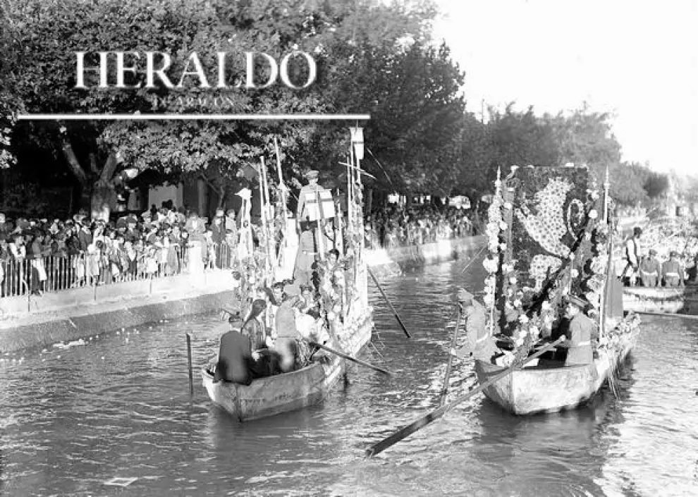 Fiesta en homenaje al ilustre aragonés Ramón Pignatelli el 15 de octubre de 1934: Bajada por el Canal Imperial en Zaragoza de barcas engalanadas que representaban los diversos barrios de Zaragoza. El numeroso público que se ve en la imagen y que se situó a lo largo del Canal, arrojó sobre las barcas gran cantidad de confeti.