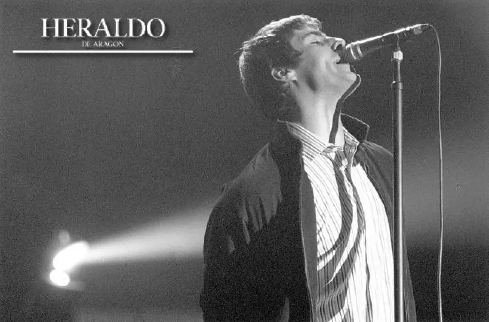Concierto de Oasis en el pabellón Príncipe Felipe de Zaragoza el día 8 de noviembre de 1997. En la fotografía, Liam Gallagher al comienzo de la actuación donde el primer tema 'Be here now' hizo enloquecer a las casi 9.000 personas que llenaron el recinto.