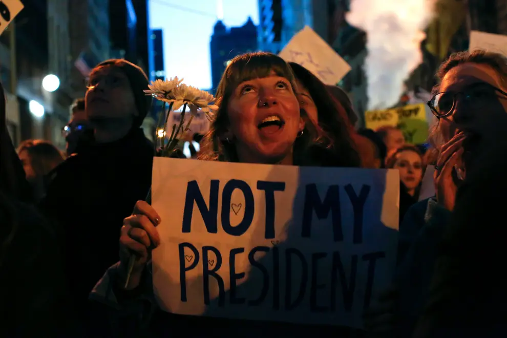 Una mujer protesta contra Trump en una foto de archivo.