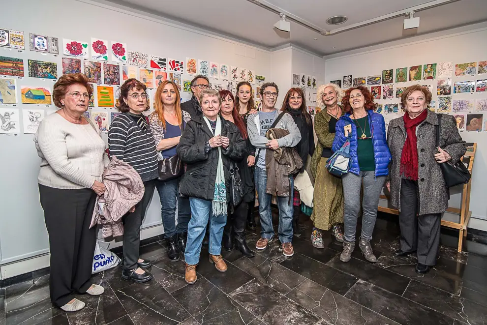 Algunos de los artistas que asistieron a la invitación para ver la exposición antes de empezar la venta de las postales.