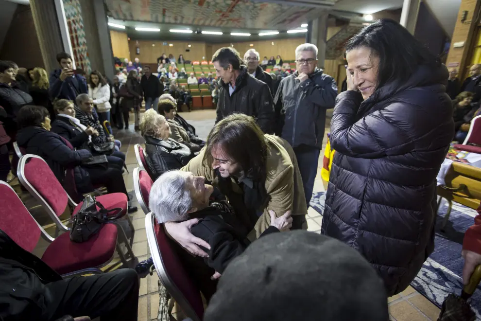 El jotero Nacho del Río abraza a la viuda del Pastor de Andorra.