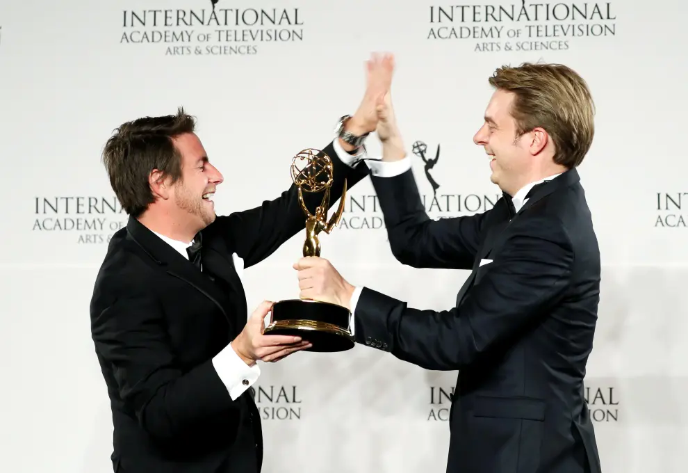 El director alemán Matthias Bittner y el productor Paul Zischler posan con su premio durante los 44 Premios Emmy Internacionales.