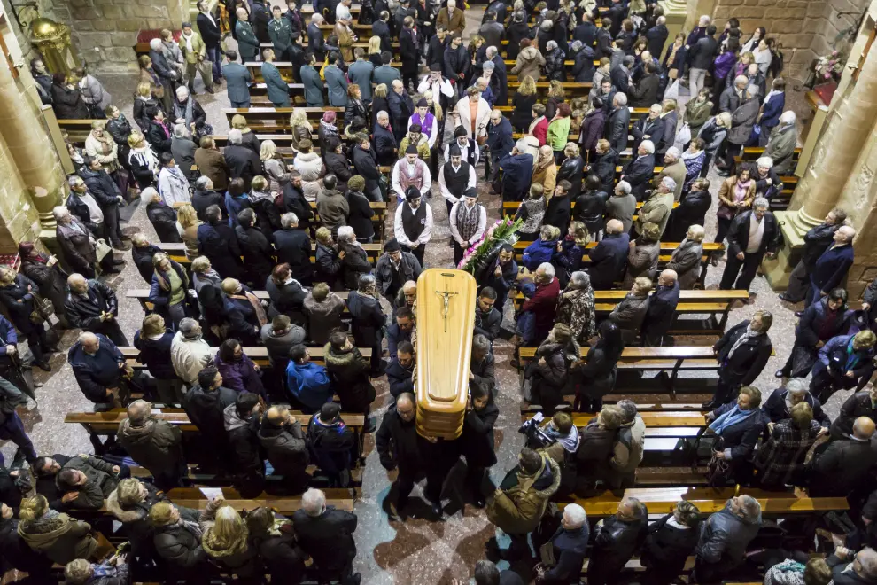El féretro del Pastor de Andorra abandona la abarrotada iglesia de la Natividad de la Virgen