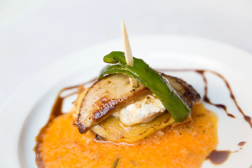 Bar Servet: tosta de cococha y bacalao con foie, pimiento del piquillo y vinagreta de soja módena.
