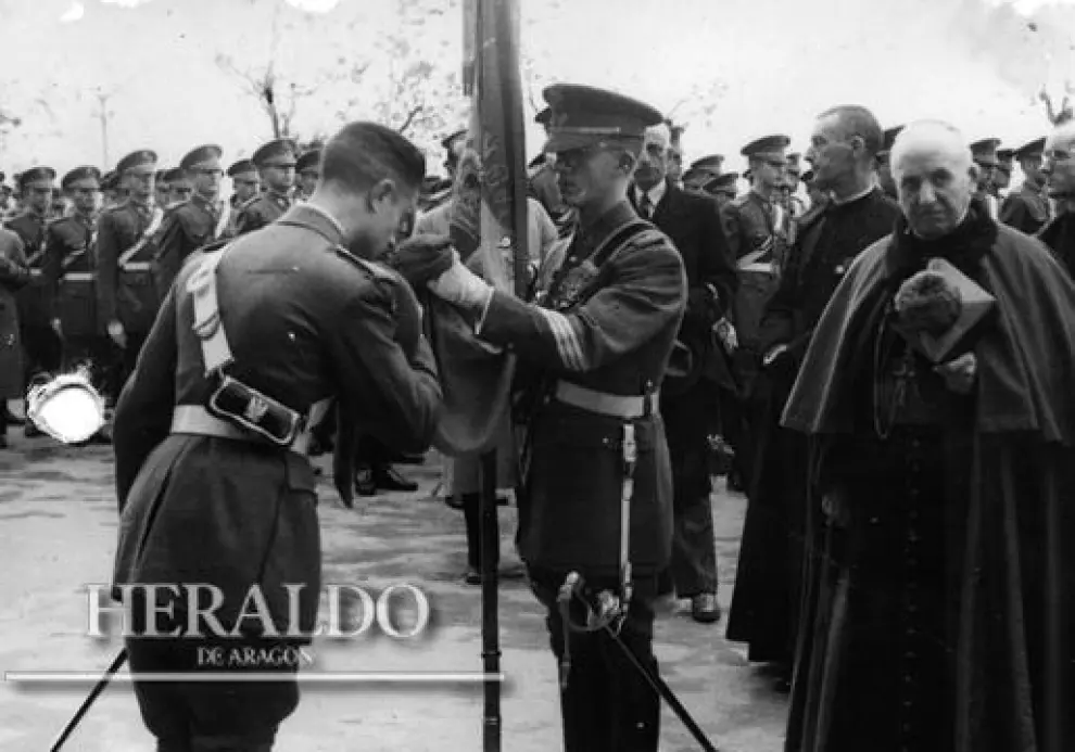 El arzobispo de Zaragoza, Rigoberto Domenech, durante el acto de jura de bandera en Zaragoza, el 25 de noviembre de 1944