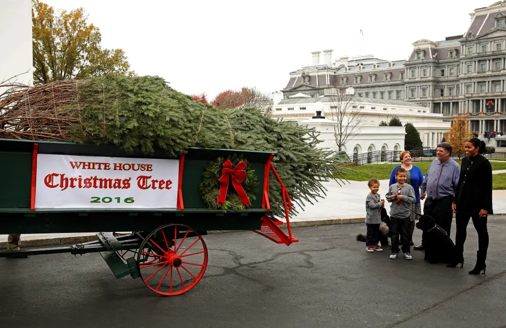 Michelle Obama recibe con sus sobrinos el árbol navideño de la Casa Blanca