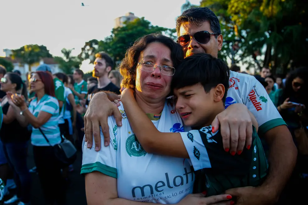 Los aficionados del Chapecoense rinden homenaje a las víctimas