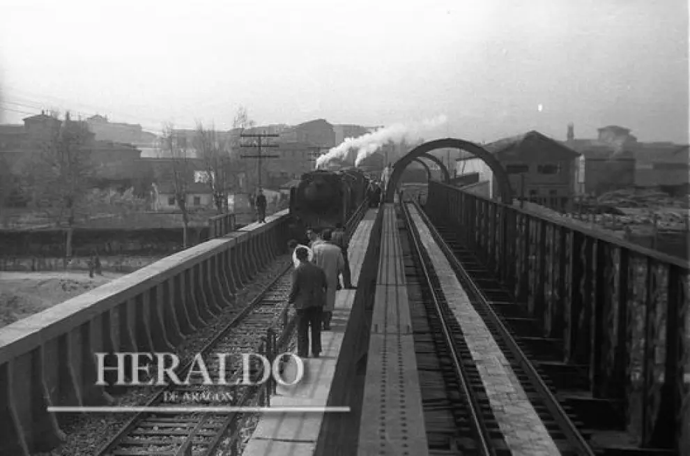 Pruebas de resistencia del nuevo puente del ferrocarril sobre el Ebro, actualmente puente de la Almozara, el 29 de marzo de 1949. Fotografía incluida en el coleccionable 'Cómo hemos cambiado' que HERALDO DE ARAGÓN está regalando a sus lectores