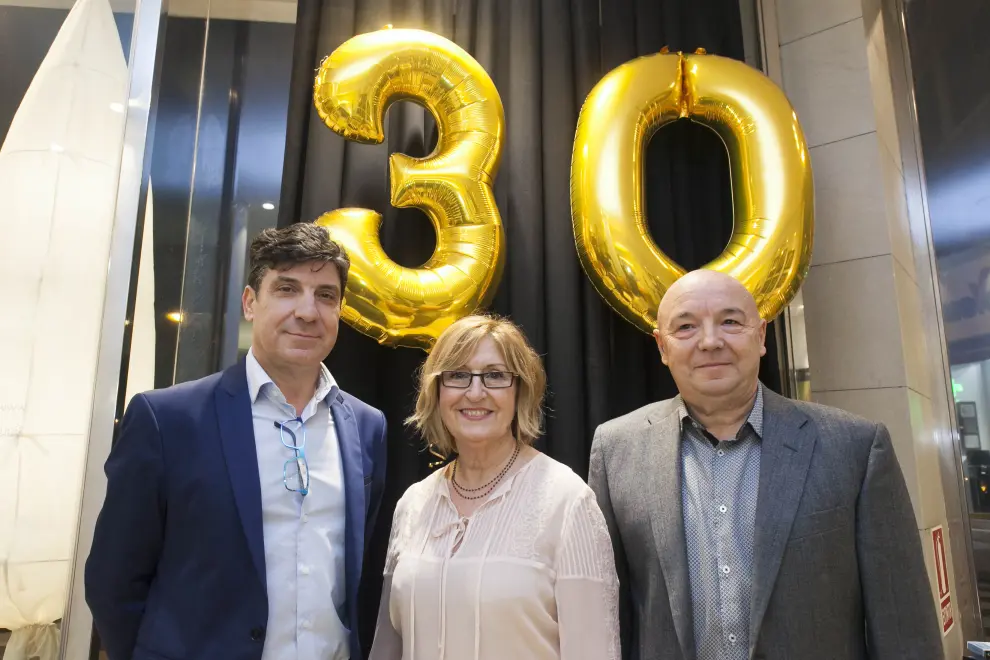 Javier Negre, Pilar Negre y Ángel Blanco, disfrutaron del aniversario junto a buenos amigos y clientes.