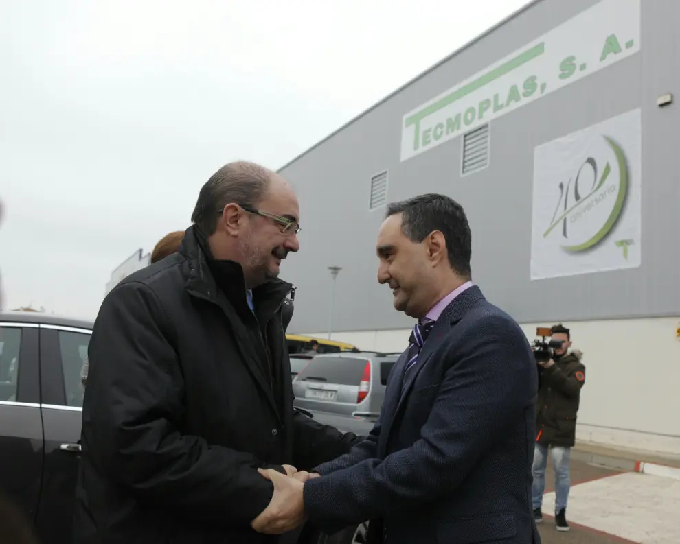 Lambán visita la fábrica de Tecmoplas en Torres de Berrellén
