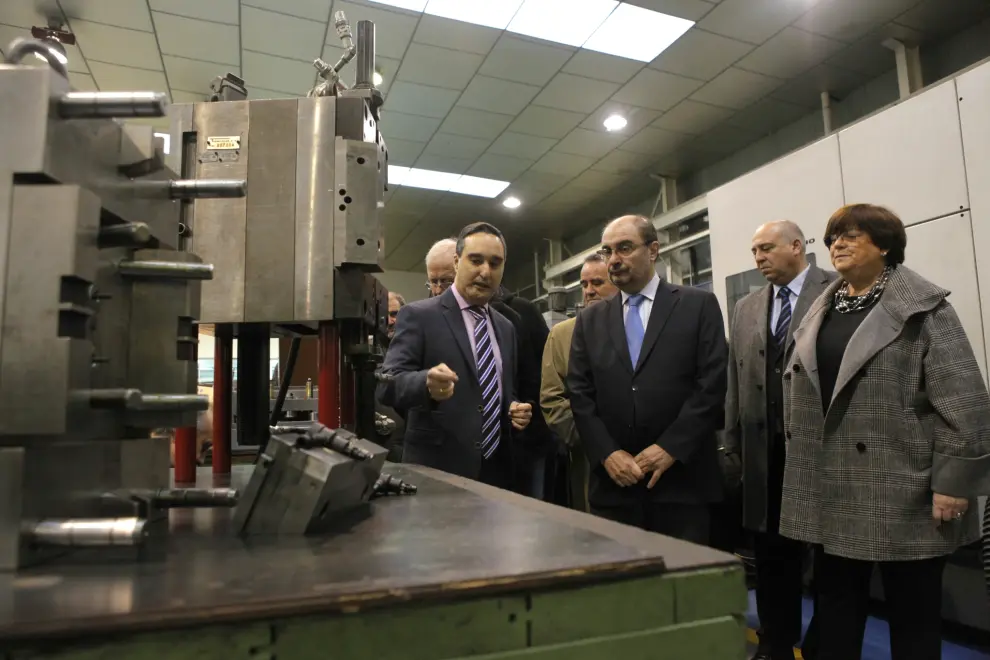 Lambán visita la fábrica de Tecmoplas en Torres de Berrellén