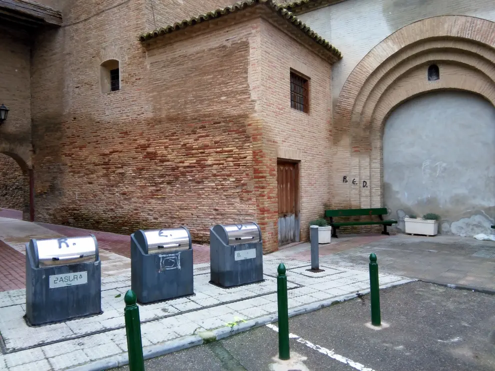 La instantánea corresponde a tres contenedores de basura soterrados instalados junto a la iglesia de Ntra. Sra. de los Ángeles de Pedrola (Zaragoza).