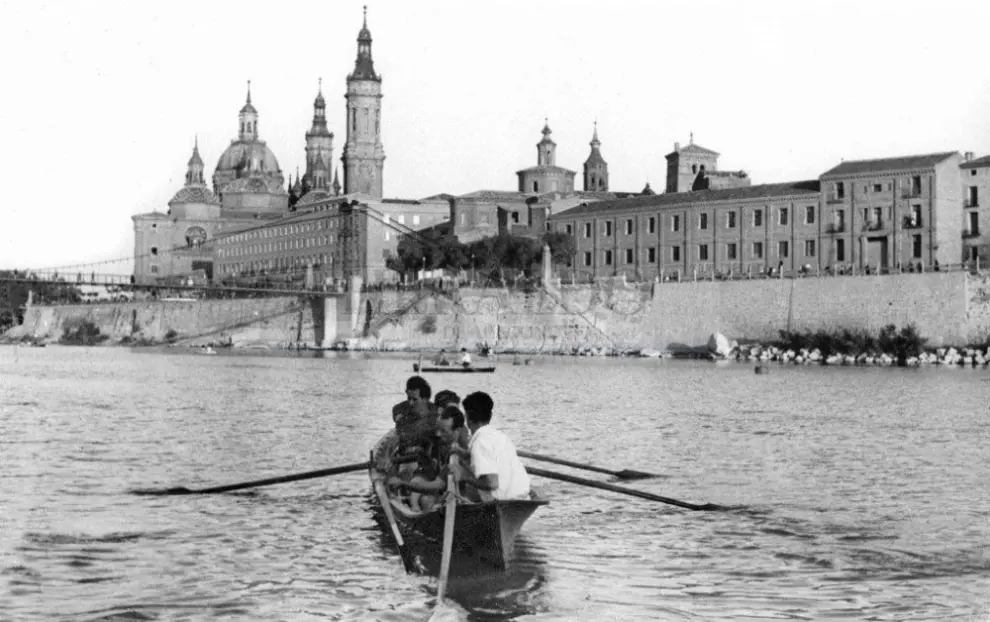 Piragüistas en el Ebro con la pasarela y la basílica del Pilar al fondo, en 1948.