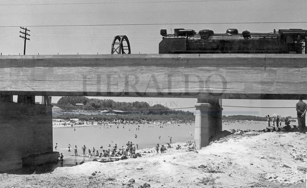 Ferrocarril a su paso por el puente en 1949. Debajo, las playas del Ebro.