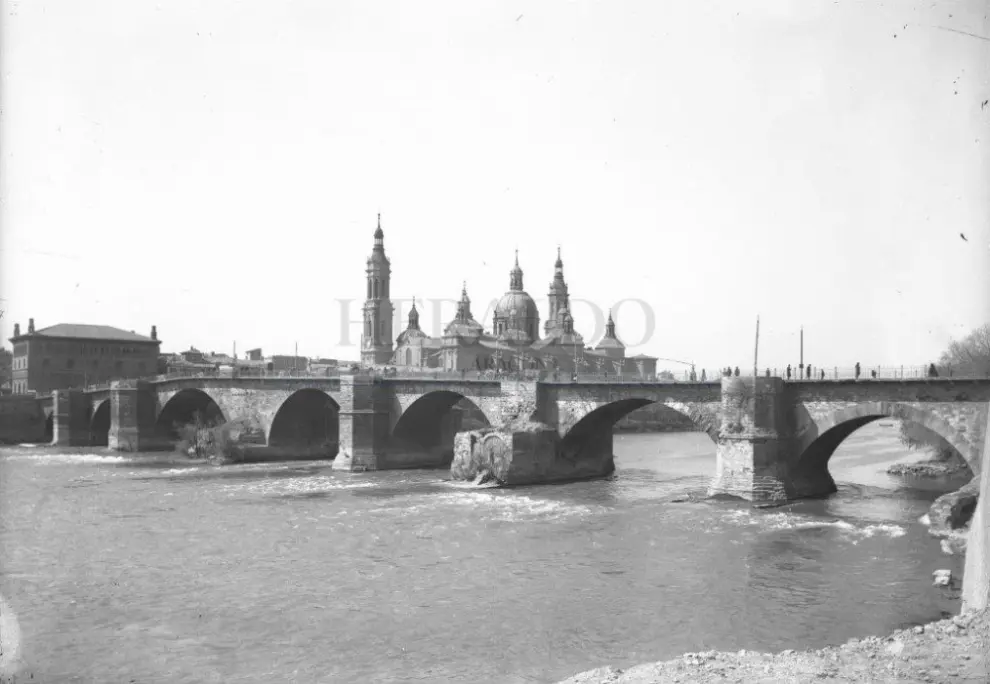 Imagen del puente de Piedra en 1950.