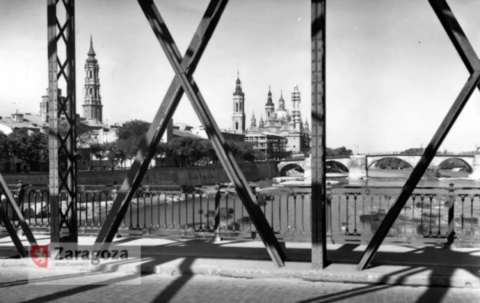 Imagen del puente de Piedra y la basílica del Pilar desde el Puente de Hierro, en 1950.