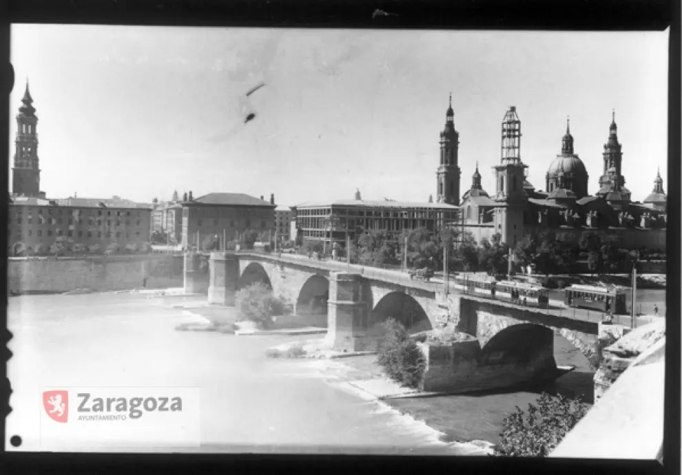 El puente de Piedra en 1950 con la basílica del Pilar al fondo.