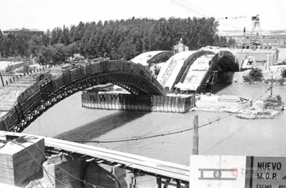 Imagen de la construcción del Puente de Santiago, en 1964.