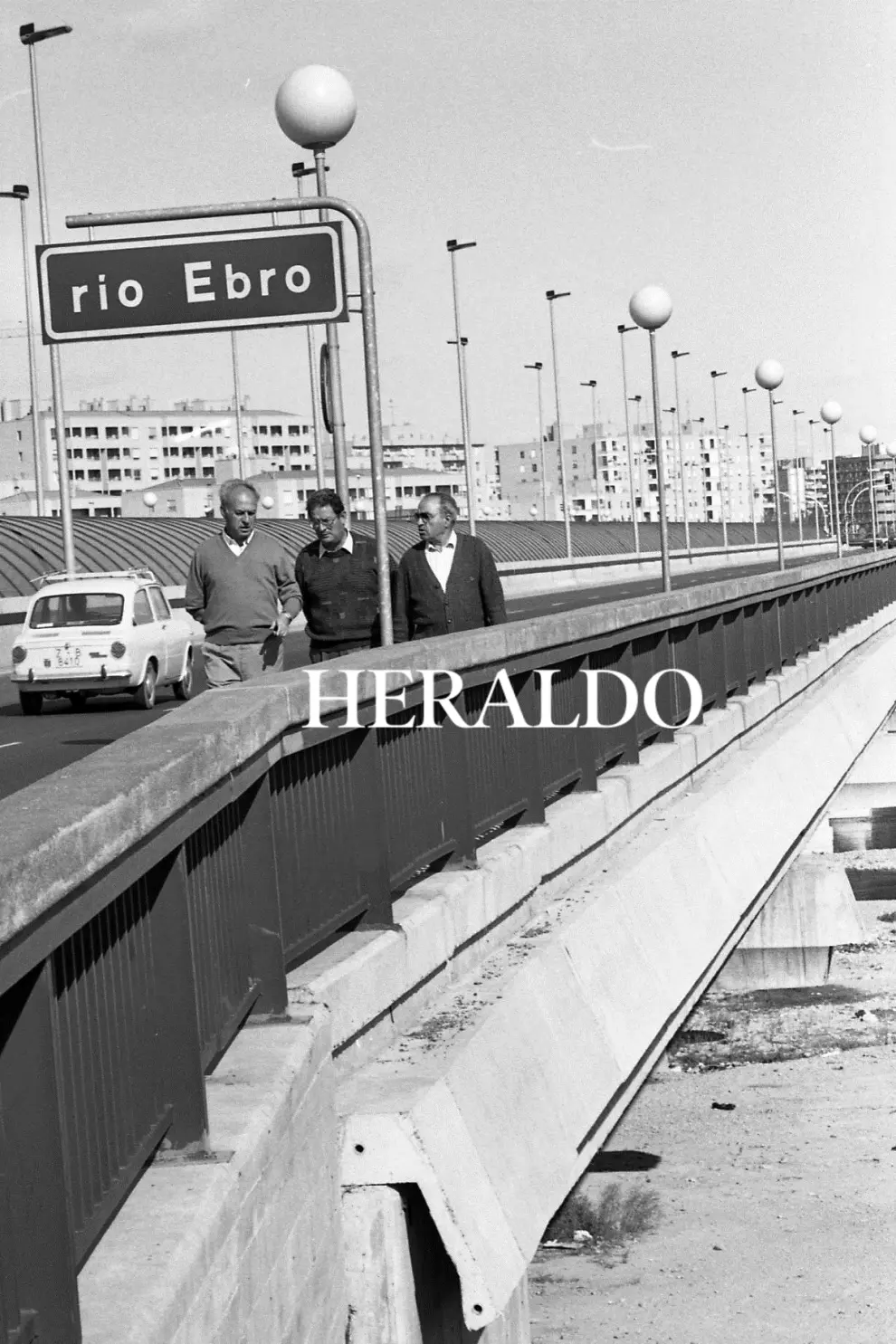 Imagen del puente de La Almozara en 1989, ya con los carriles para los coches.