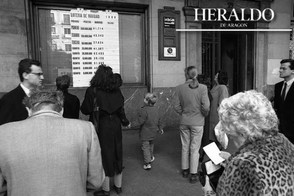 Una tradición en HERALDO DE ARAGÓN cada 22 de diciembre con motivo del sorteo del Gordo de la Lotería de Navidad. Durante toda la mañana y hasta el comienzo de la tarde el público se agolpa en la puerta de HERALDO, en el paseo de la Independencia 29 de Zaragoza, con el fin de comprobar los números agraciados. La fotografía corresponde al 22 de diciembre de 1989, año en el que el Gordo correspondió al número 61.714 y, como en 2016, Aragón solo se llevó algunos pellizcos.