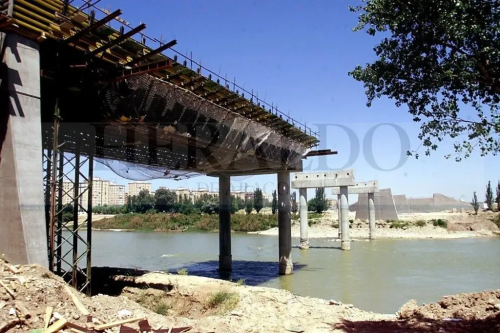 Imagen de la construcción del Puente de La Unión (o de Las Fuentes) en el año 2000.