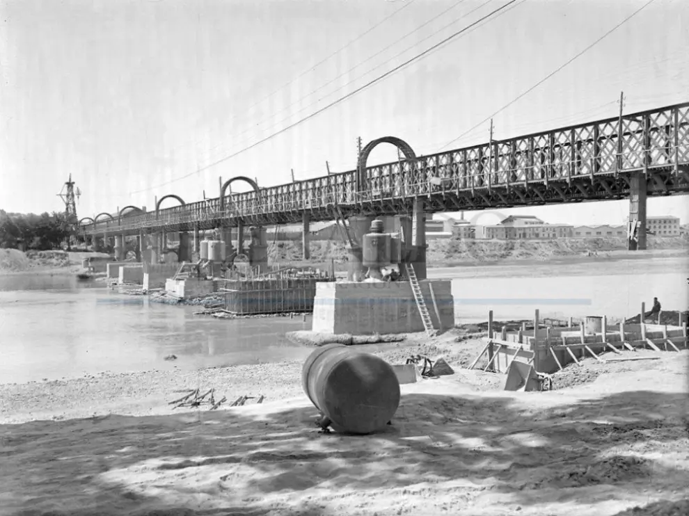Construcción del puente del ferrocarril.
