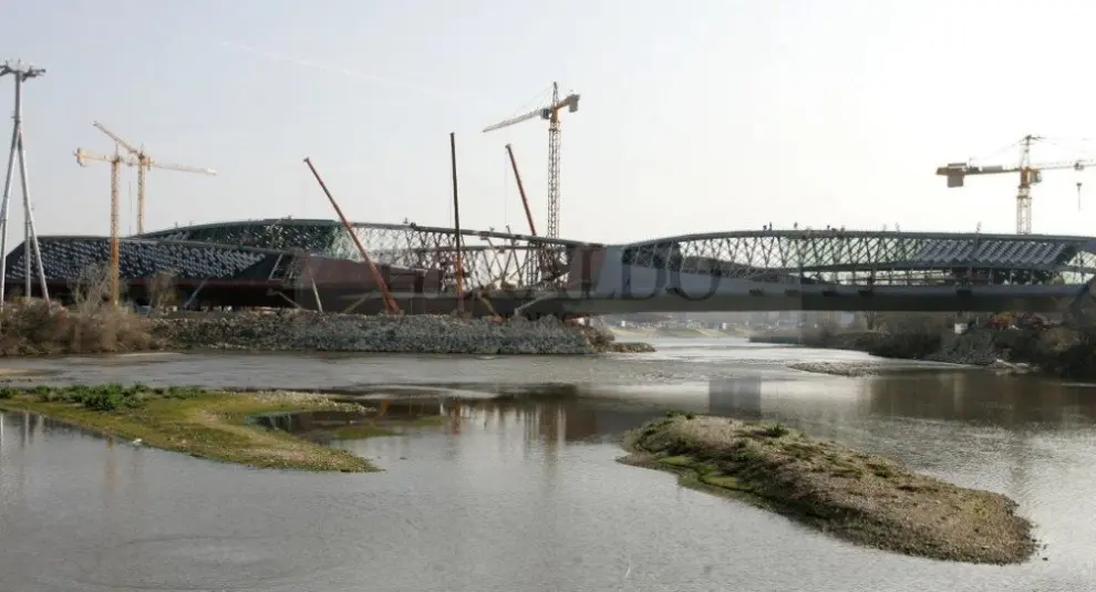 Construcción del Pabellón Puente en 2008.