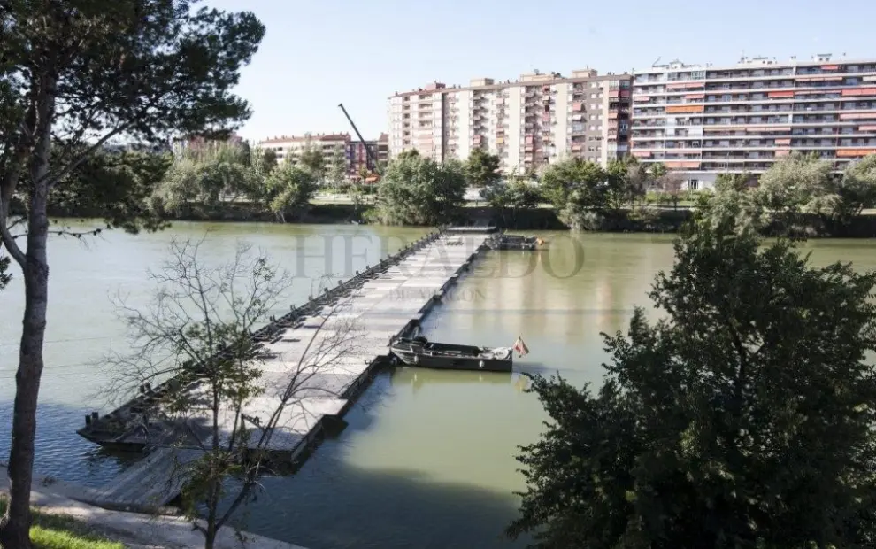 Puente de Pontoneros sobre el Ebro en 2013 con motivo del bicentenario de la salida de los franceses de Zaragoza.
