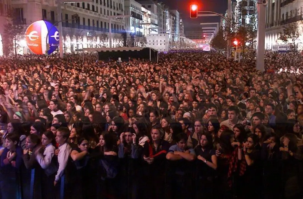 El paseo de la Independencia abarrotado de personas durante un concierto de las fiestas del Pilar de 2003.