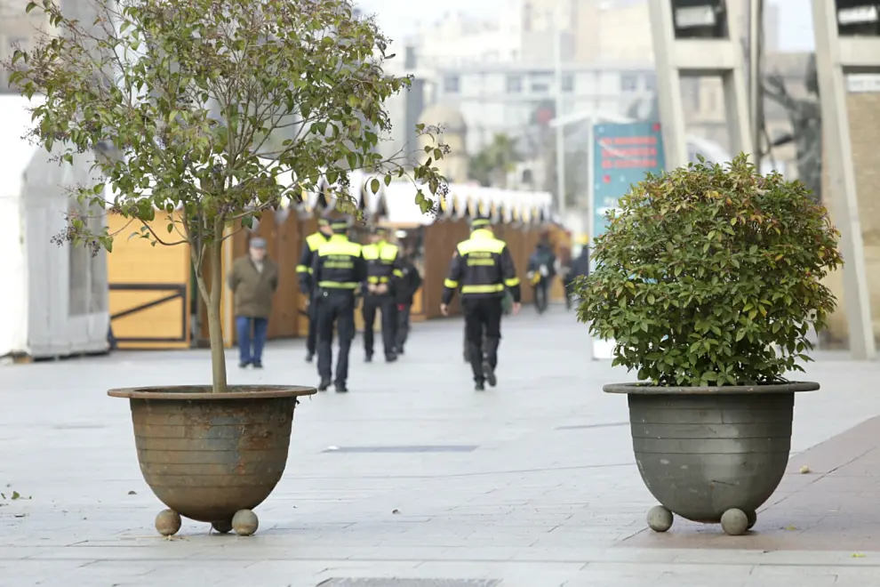 Los grandes maceteros para evitar atentados con vehículos ya están colocados en la plaza del Pilar.