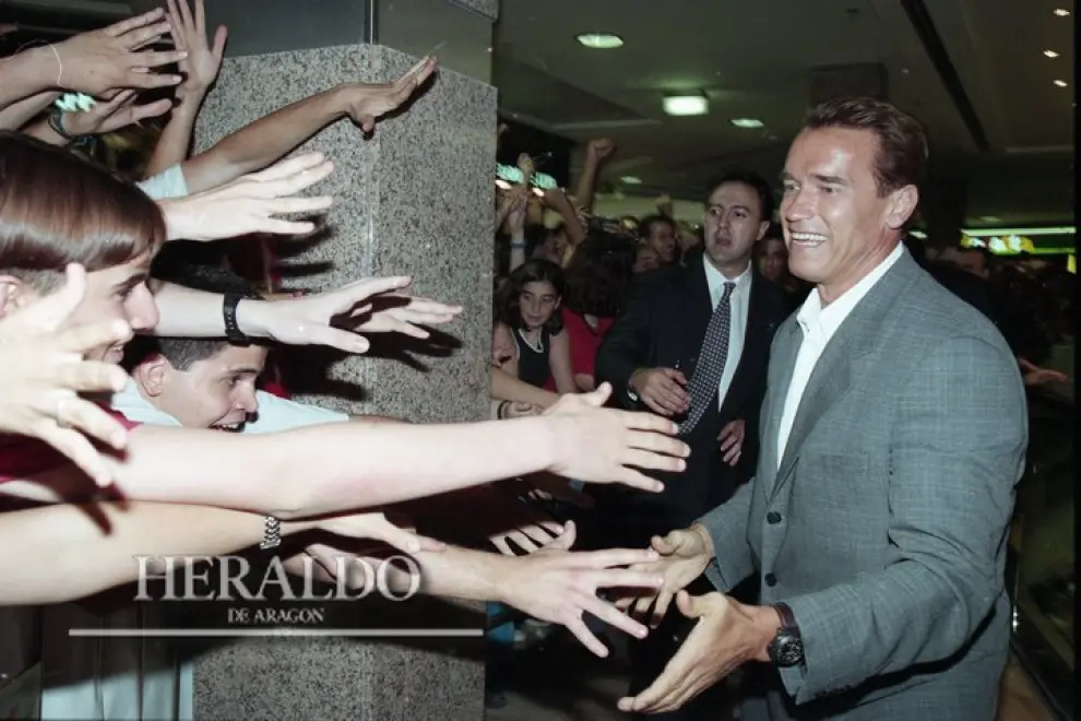 El rodaje del anuncio en Belchite el pasado mes de mayo no fue la primera visita a Aragón de Arnold Schwarzenegger. El 25 de junio de 1997 acudía acompañado por George Clooney y Joel Schumacher a la inauguración de los cines Warner en el centro comercial Grancasa de Zaragoza