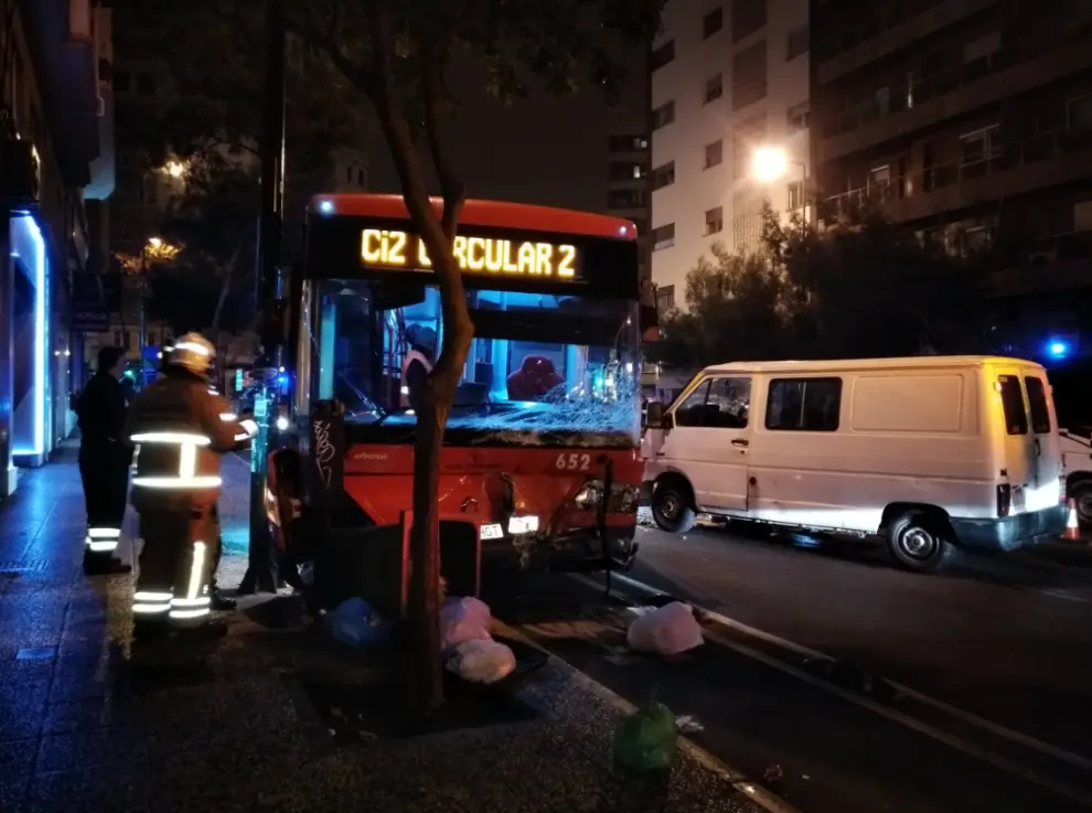 Choque entre un autobús urbano y una furgoneta en Zaragoza