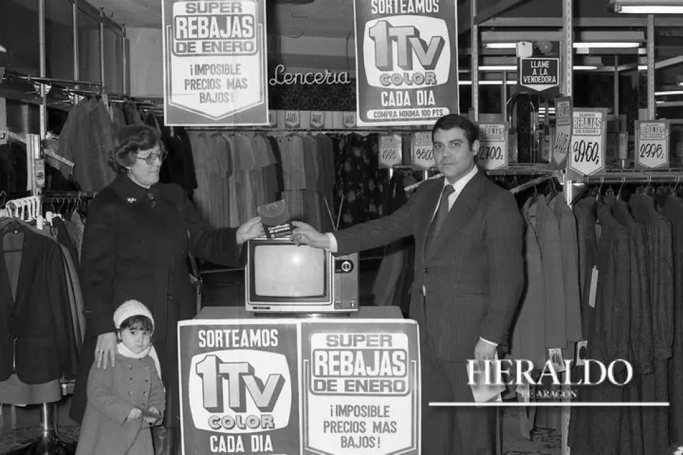 Sorteo de un televisor en color, con la compra mínima de 100 pesetas, en las súper rebajas de enero de un establecimiento de Zaragoza en 1975.