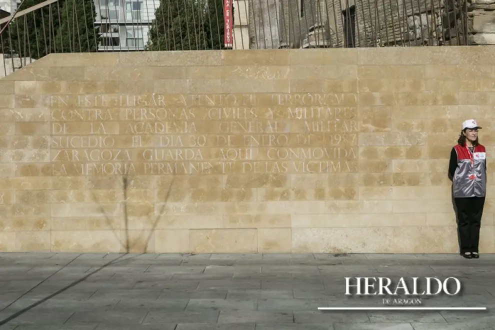 Acto de inauguración de la inscripción que recuerda a las víctimas del atentado de ETA en el entorno de la iglesia de San Juan de los Panetes el 7 de octubre de 2014.
