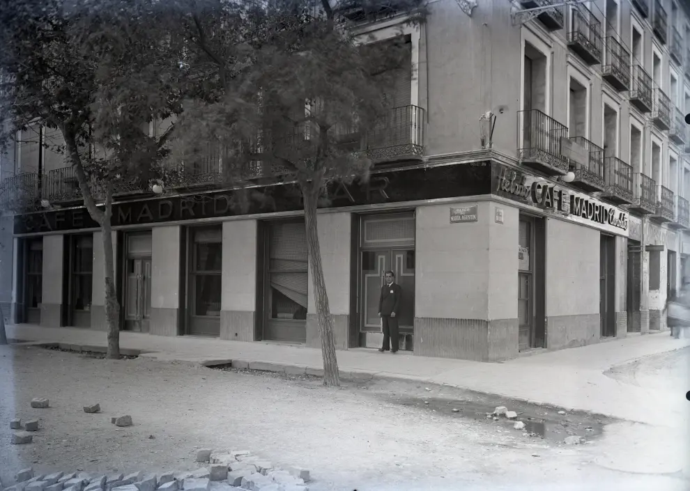 Puerta del Café Madrid de Zaragoza, en 1920.