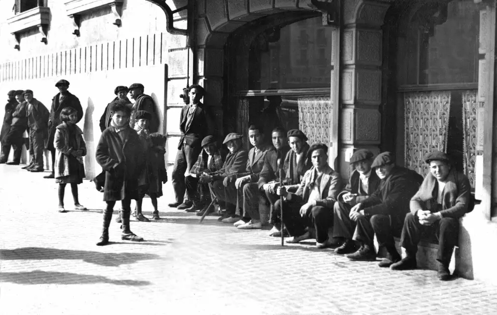 Varios hombres esperan a las puertas del Café Gambrinus, en 1935.