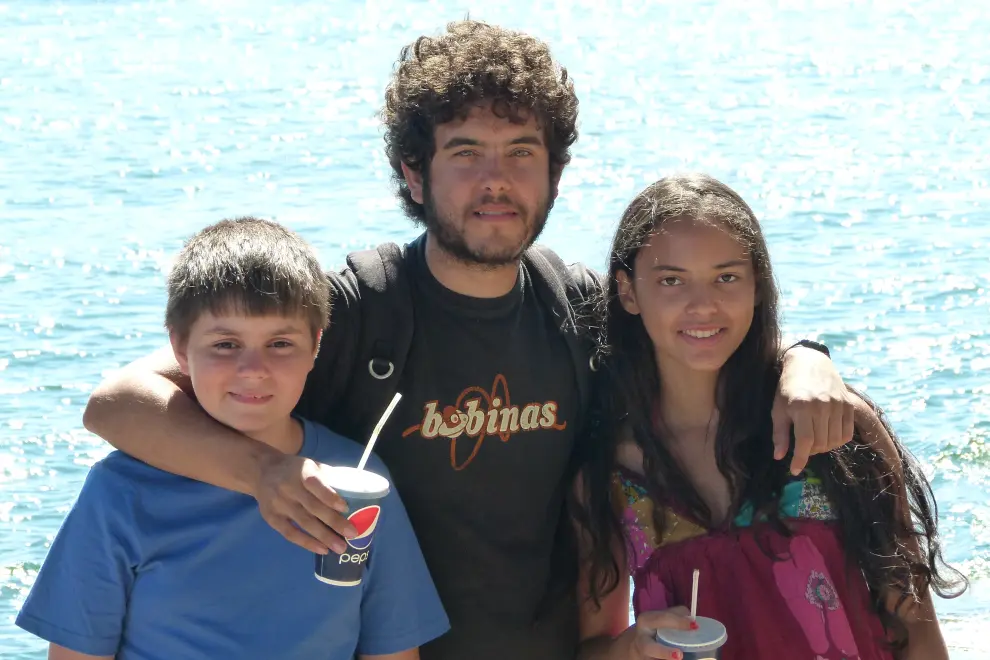 El director Javier Macipe con los dos protagonistas del cortometraje 'Os meninos do Rio'.