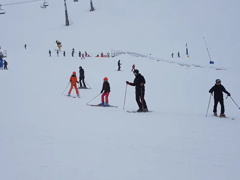 La Familia Real disfruta de una jornada de esquí en el valle del Aragón