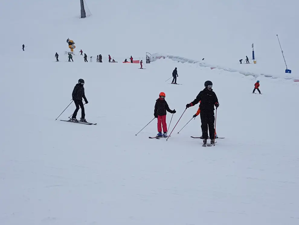 La Familia Real disfruta de una jornada de esquí en el valle del Aragón