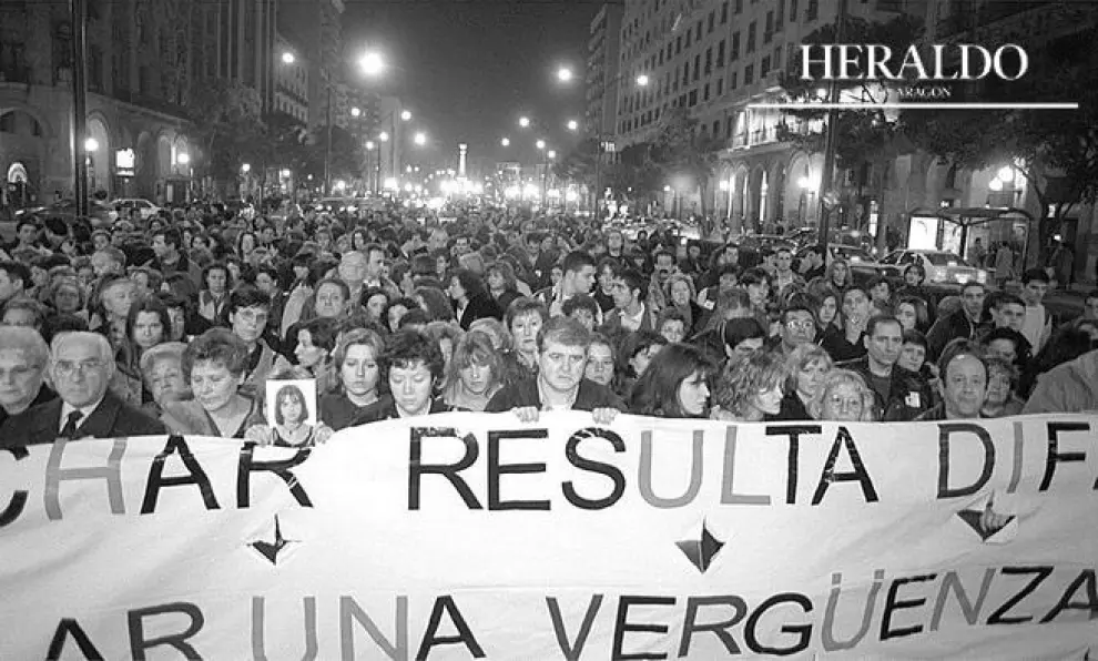 Manifestación en Zaragoza en repulsa por el asesinato de una joven de 19 años el 9 de febrero de 1998. El autor del crimen, de 21 años y detenido pocas horas después, seguía a la muchacha desde hace días. Un millar de personas se sumaron a un acto contra los malos tratos y brindaron su apoyo a la familia y amigos de la joven asesinada.