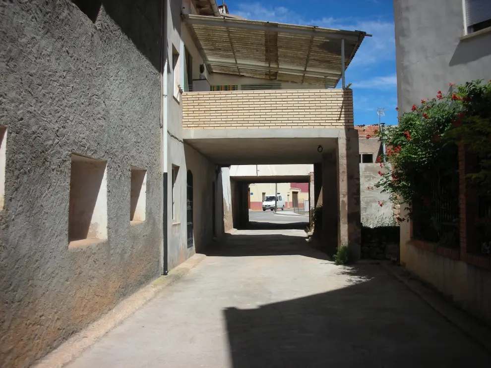 Una terraza que vuela completamente la calle, permitida por el Ayuntamiento de Alfambra.