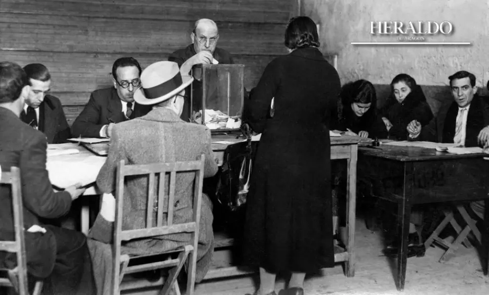 Una mujer votando en Zaragoza durante la jornada electoral en las elecciones legislativas del 16 de febrero de 1936. El día transcurrió sin graves incidentes y triunfó el Frente Popular. En Zaragoza capital triunfaron las izquierdas y en la provincia, las derechas. En Huesca vencieron las izquierdas y en Teruel, las derechas.