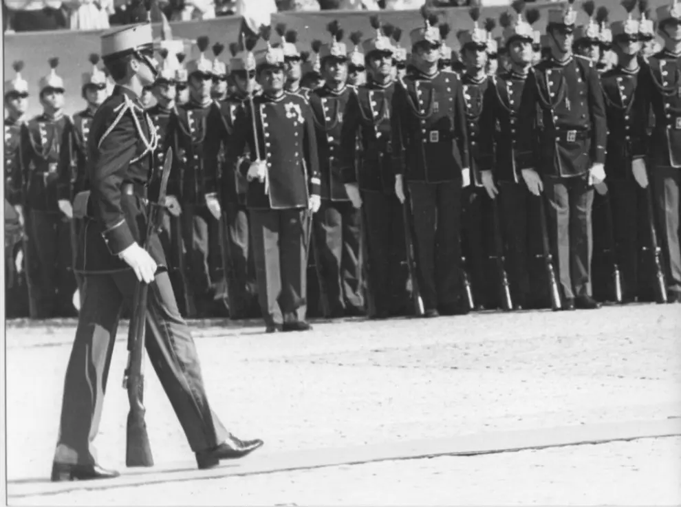 El príncipe don Felipe de Borbón jurando bandera en la Academia General Militar de Zaragoza el 11 de octubre de 1985. Hoy, 20 de febrero de 2017, el rey Felipe VI ha presidido el acto militar en la AGM, con motivo del 135º aniversario de su fundación y el 90º aniversario de su segunda época.