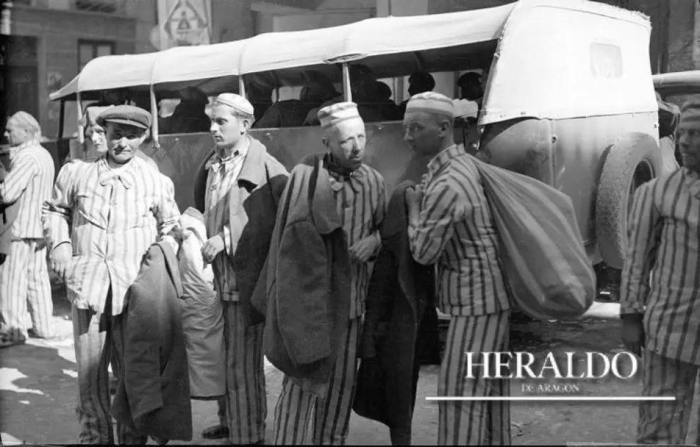 Prisioneros en Alcañiz liberados tras la ocupación por las tropas franquistas en marzo de 1938 durante la guerra civil.