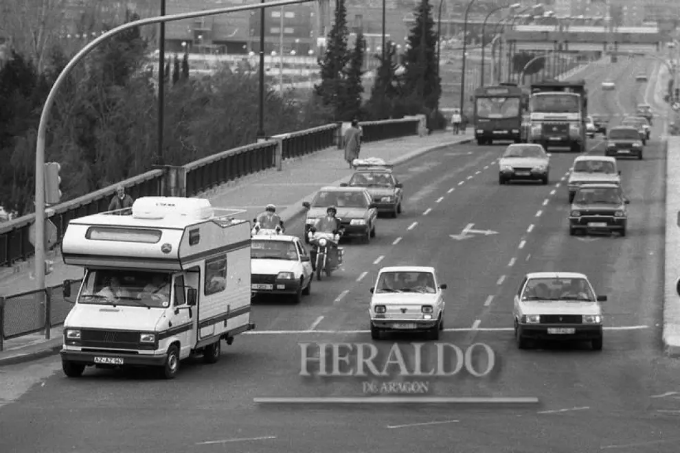 Hace cincuenta años se inauguraba, el 13 de marzo de 1967 el puente de Santiago en Zaragoza. En la imagen, tráfico sobre el puente a finales de los años setenta