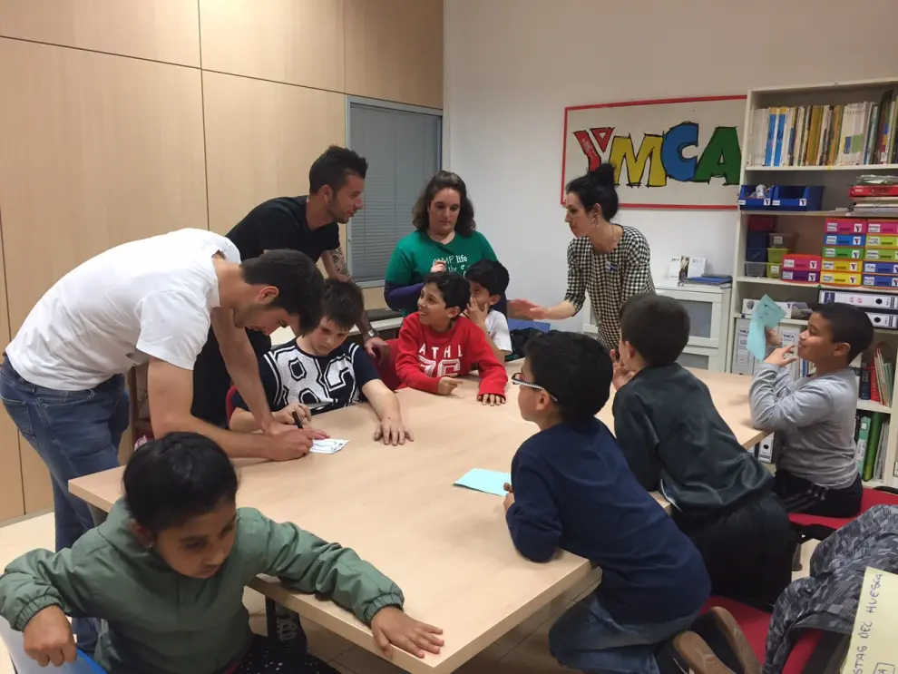 Visita de dos jugadores del Huesca a los niños de la Asociación Ymca