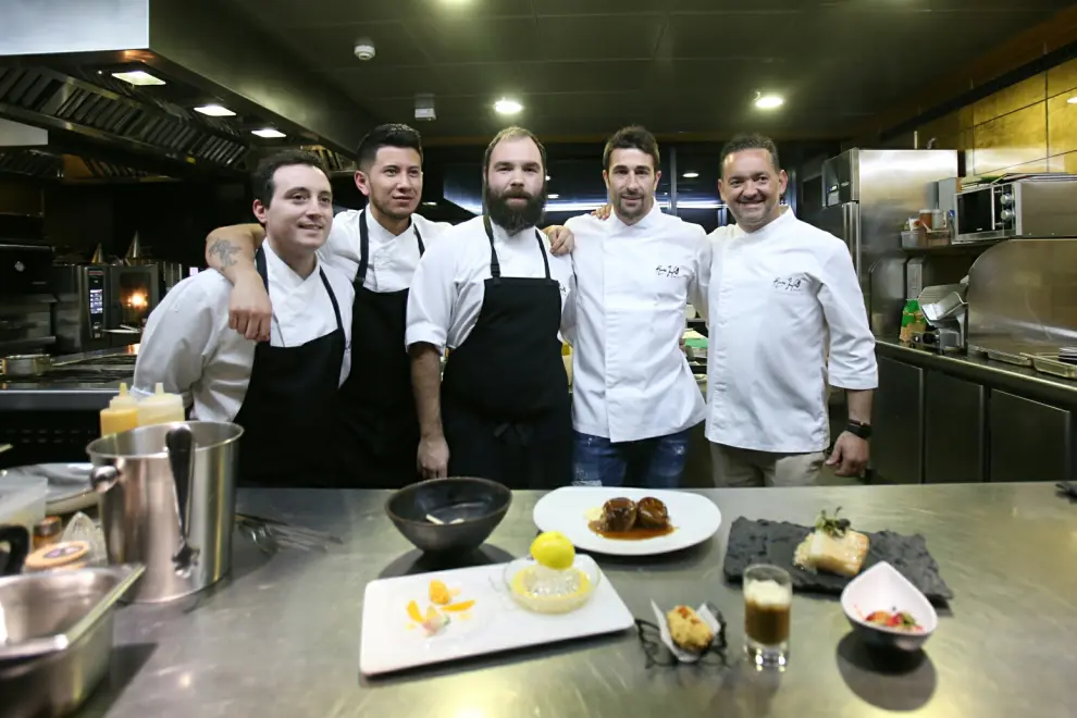 Rubén Gracia Cani, con los platos terminados, y rodeado del equipo de cocineros de River Hall que le echó una mano.